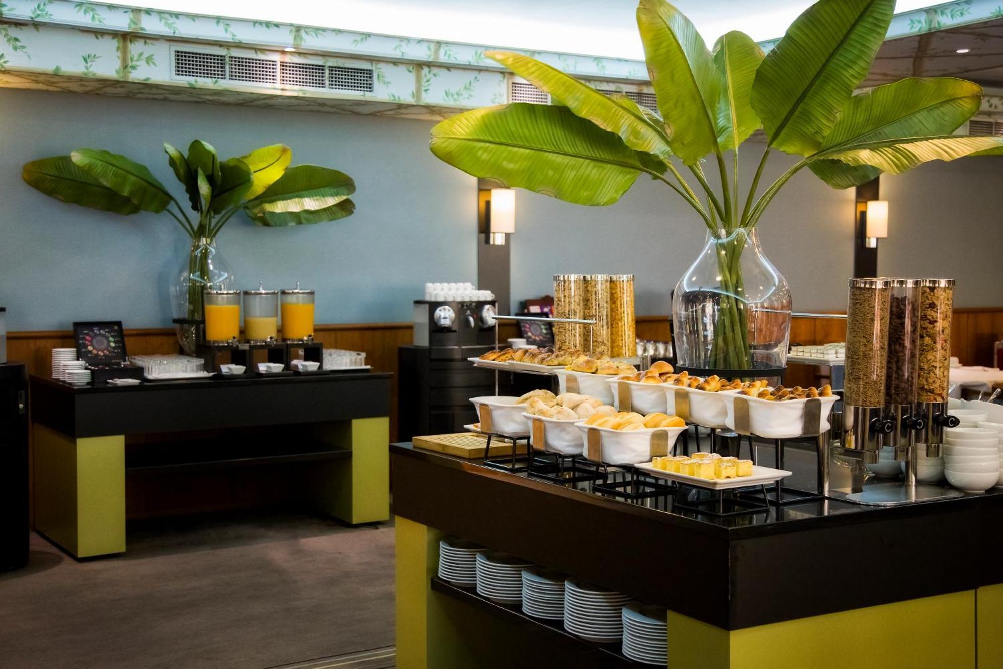 Altis Grand Hotel Lisbon Exterior photo A breakfast buffet at a hotel