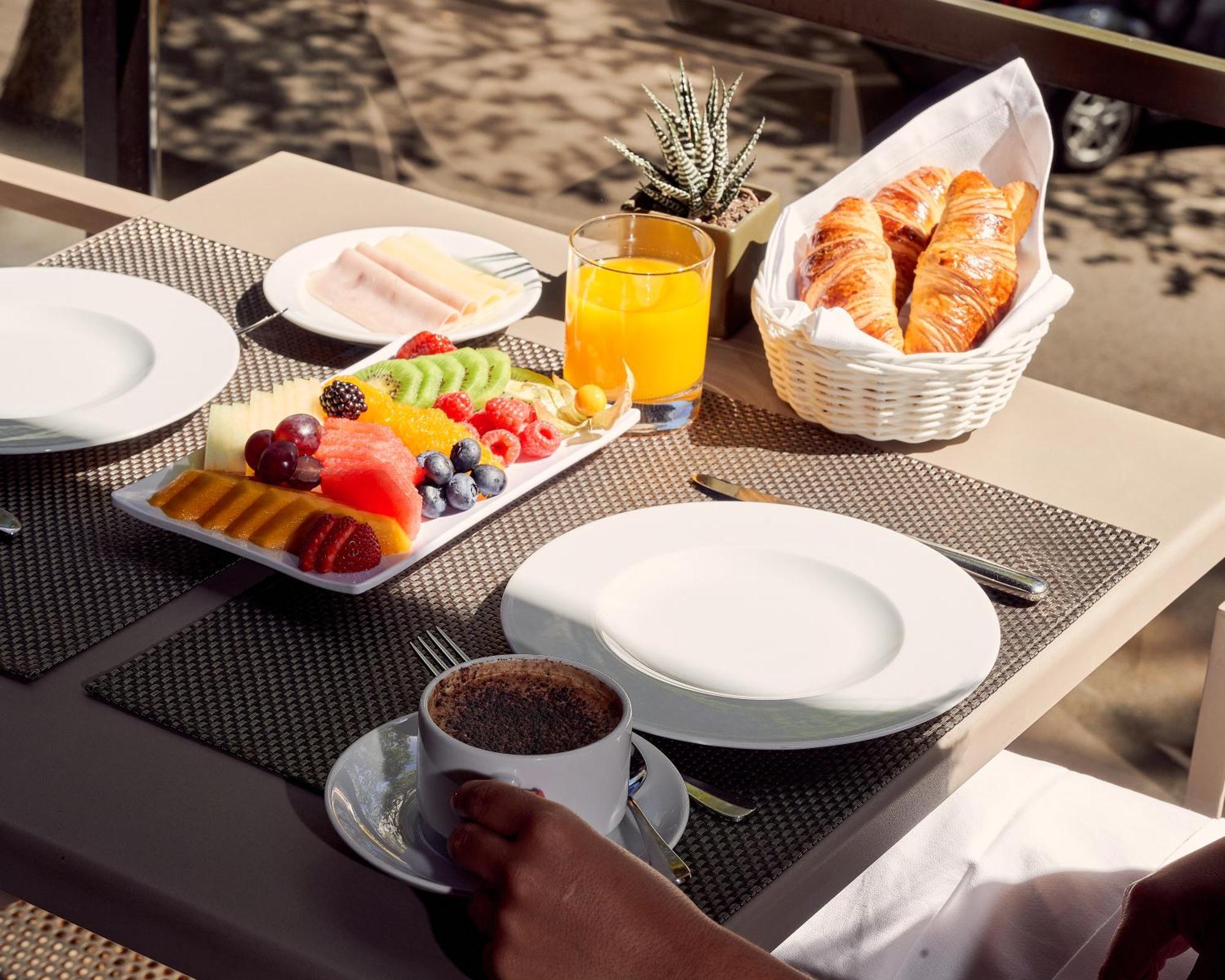 Altis Grand Hotel Lisbon Exterior photo A breakfast table
